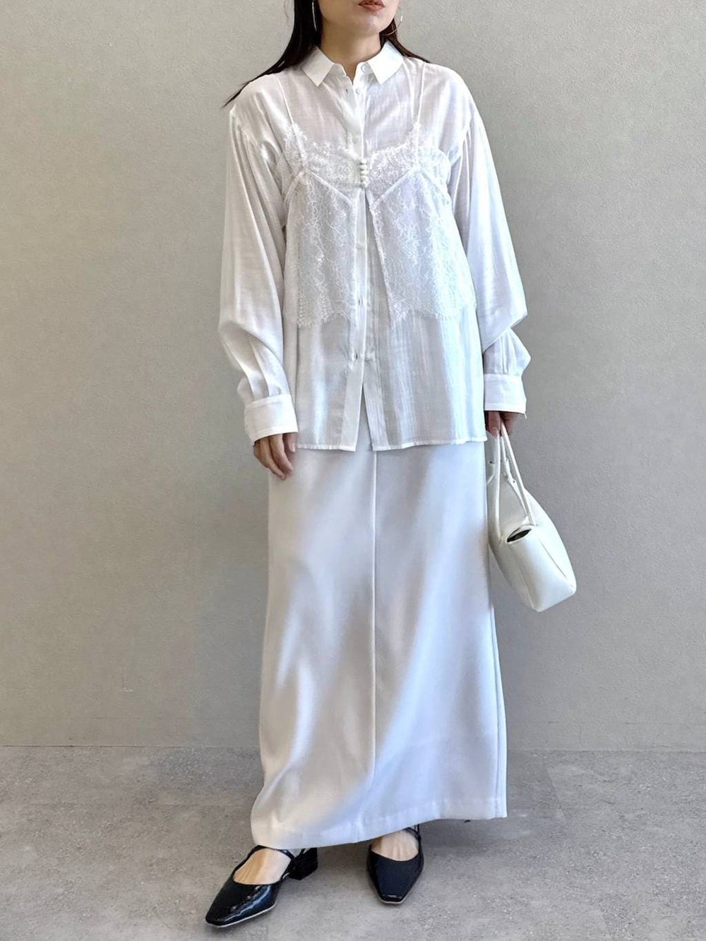 ホワイト系のシャツ/ブラウス、ホワイト系のショルダーバッグ、ブラック系のその他シューズを着用したレディースの冬コーディネートの3枚目の写真