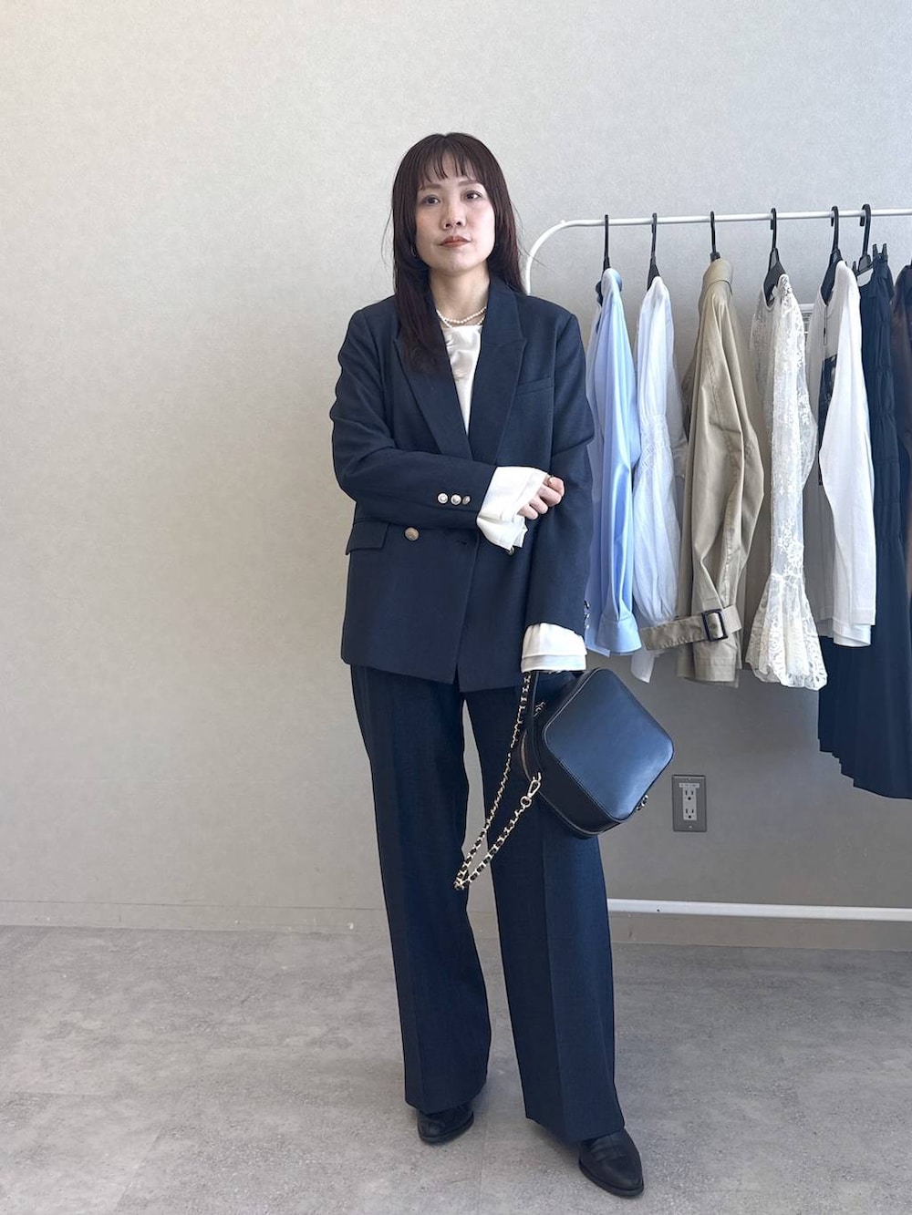 ホワイト系のシャツ/ブラウス、ブルー系のスラックス、ブルー系のテーラードジャケットを着用したレディースの冬コーディネートの2枚目の写真