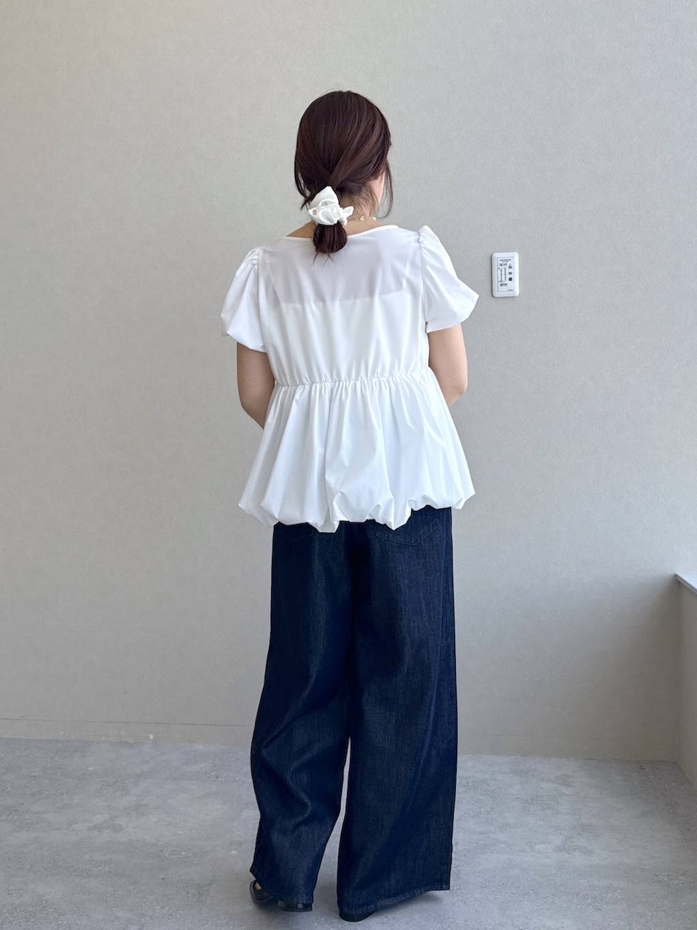 ブルー系のデニムパンツ、ブラック系のパンプス、ホワイト系のシャツ/ブラウスを着用したレディースの春コーディネートの5枚目の写真