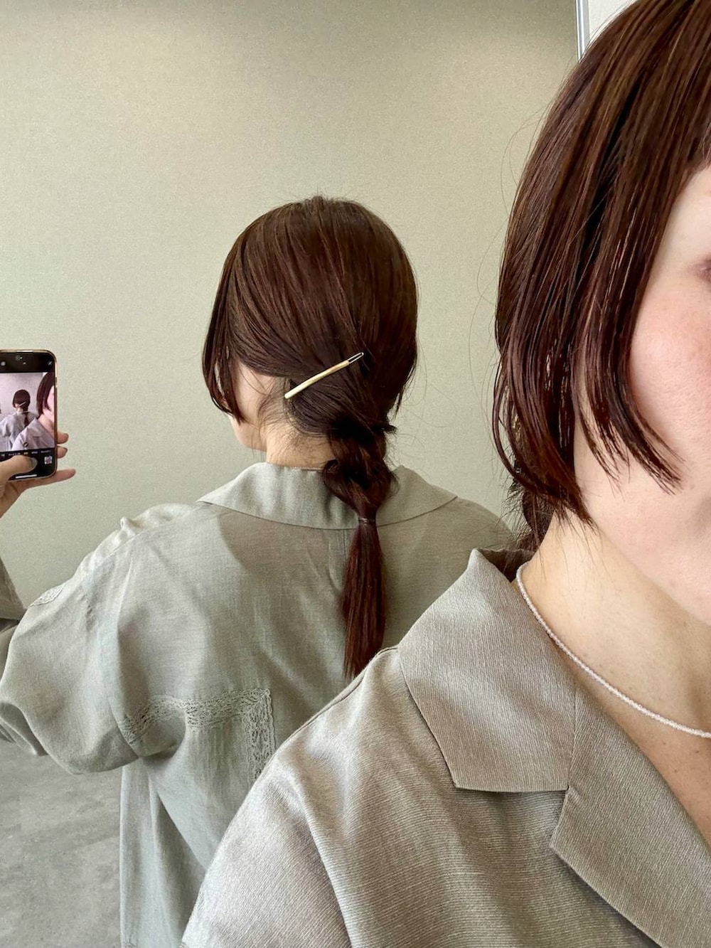 ホワイト系のタンクトップ、グレー系のシャツ/ブラウス、ホワイト系のスウェットパンツを着用したレディースの秋コーディネートの4枚目の写真