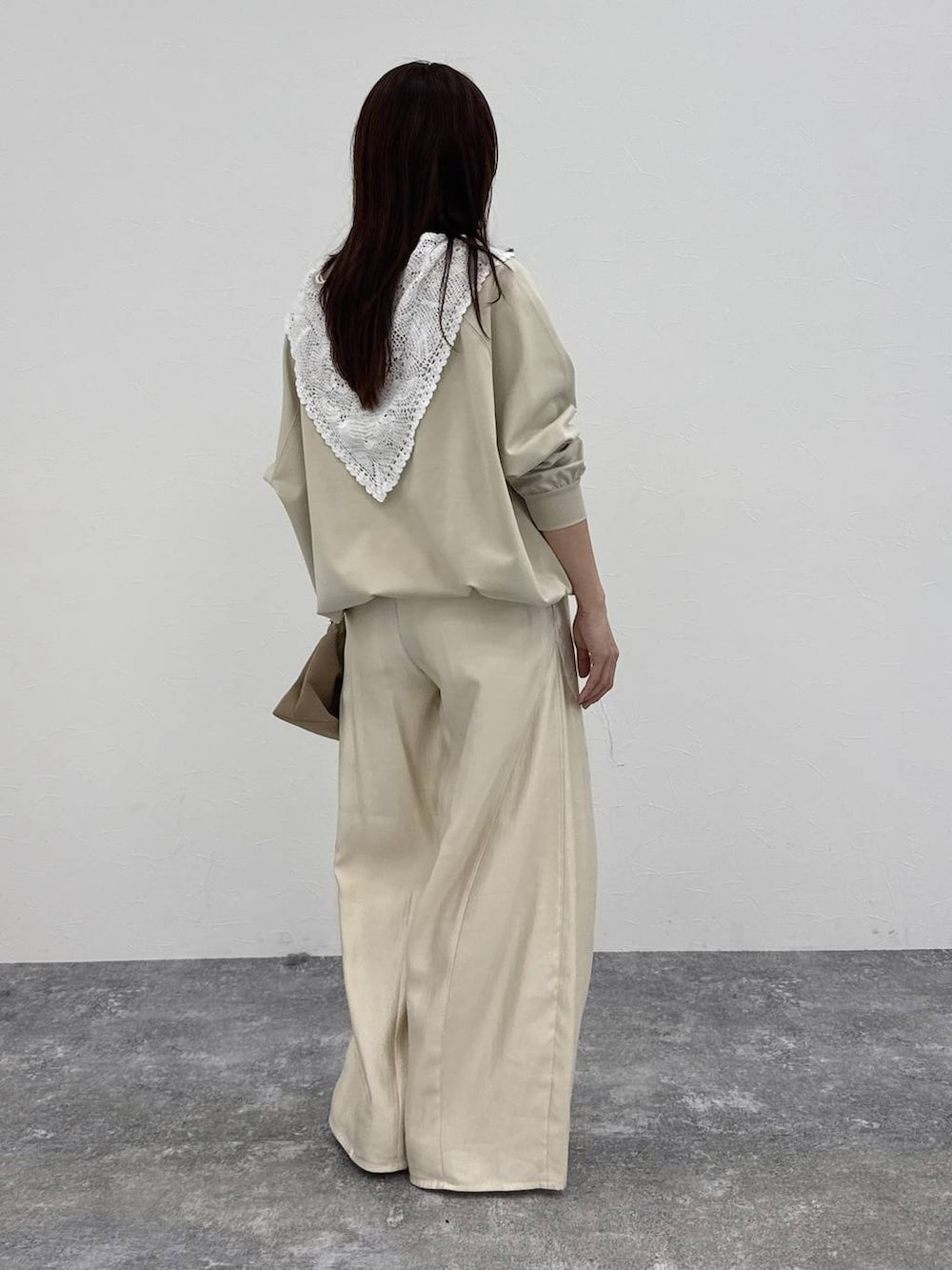 ホワイト系のその他パンツ、ベージュ系のショルダーバッグ、ホワイト系のストール/ショールを着用したレディースの春コーディネートの3枚目の写真