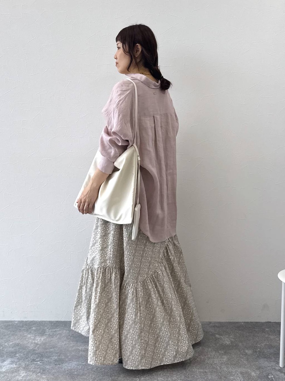 ピンク系のシャツ/ブラウス、ホワイト系のショルダーバッグ、ブラック系のサンダルを着用したレディースの春コーディネートの3枚目の写真