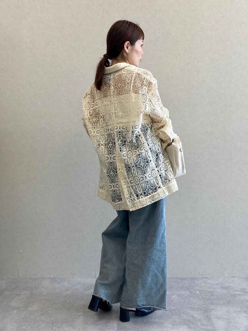 「きれいめ、体型カバー、高見え、春コーデ、骨格ウェーブ、ベーシック/シンプル、ショルダーバッグ、きれいめカジュアル、apart by lowrys、ジャケット、ジャケットスタイル、パンプス、デニムパンツ」|「A part byのルーズデニム(デニムパンツ、ブルー系)」を使った、kahoさん(レディース・156cm)の春コーディネートの4枚目の写真
