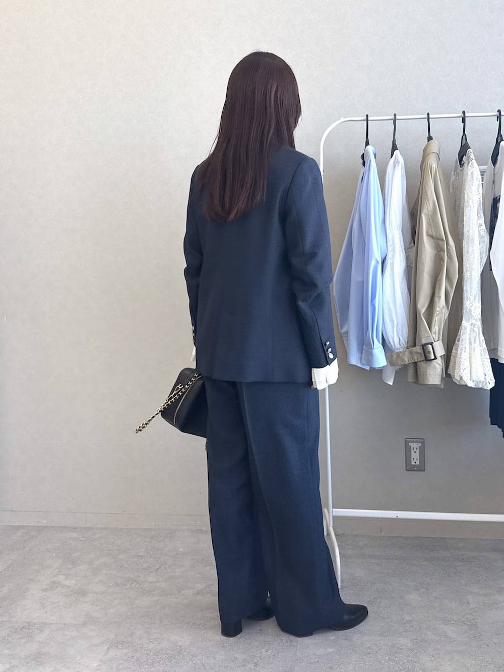 ホワイト系のシャツ/ブラウス、ブルー系のスラックス、ブルー系のテーラードジャケットを着用したレディースの冬コーディネートの4枚目の写真