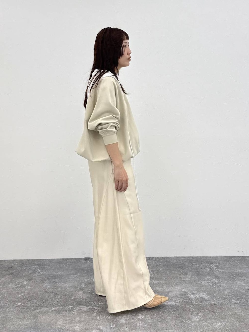 ホワイト系のその他パンツ、ベージュ系のショルダーバッグ、ホワイト系のストール/ショールを着用したレディースの春コーディネートの2枚目の写真