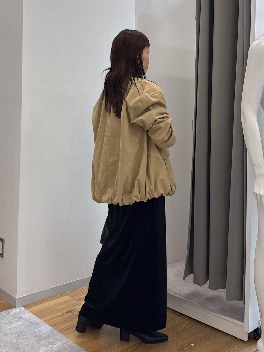 ブラック系のブーツ、レッド系のショルダーバッグ、ブラック系のショルダーバッグを着用したレディースの冬コーディネートの3枚目の写真