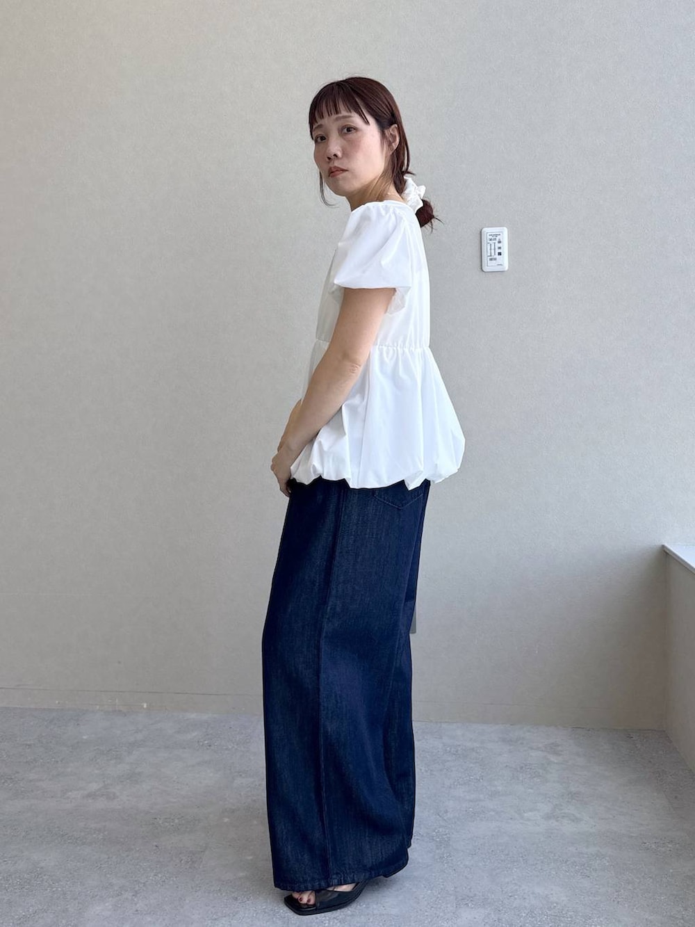 ブルー系のデニムパンツ、ブラック系のパンプス、ホワイト系のシャツ/ブラウスを着用したレディースの春コーディネートの7枚目の写真