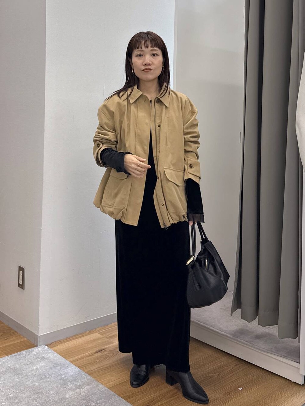 ブラック系のブーツ、レッド系のショルダーバッグ、ブラック系のショルダーバッグを着用したレディースの冬コーディネートの6枚目の写真