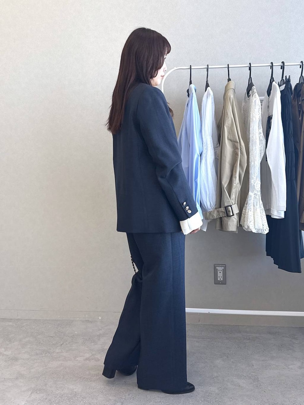 ホワイト系のシャツ/ブラウス、ブルー系のスラックス、ブルー系のテーラードジャケットを着用したレディースの冬コーディネートの5枚目の写真