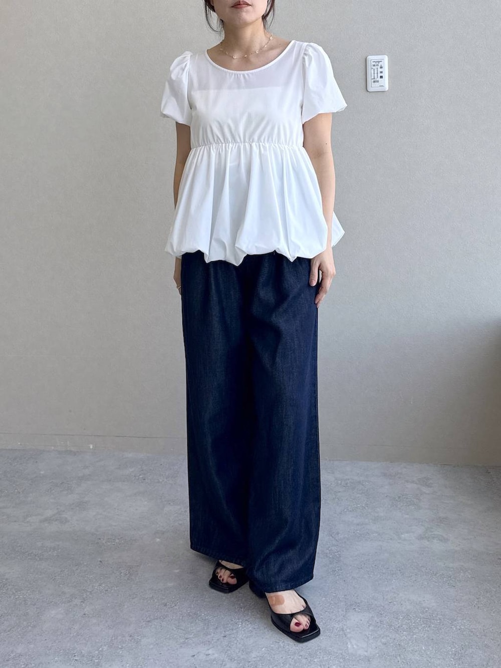 ブルー系のデニムパンツ、ブラック系のパンプス、ホワイト系のシャツ/ブラウスを着用したレディースの春コーディネートの8枚目の写真