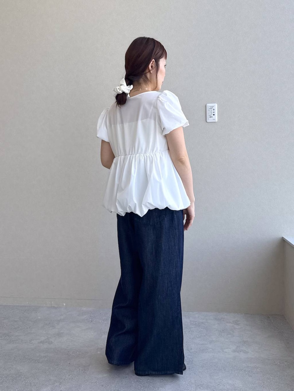 ブルー系のデニムパンツ、ブラック系のパンプス、ホワイト系のシャツ/ブラウスを着用したレディースの春コーディネートの4枚目の写真