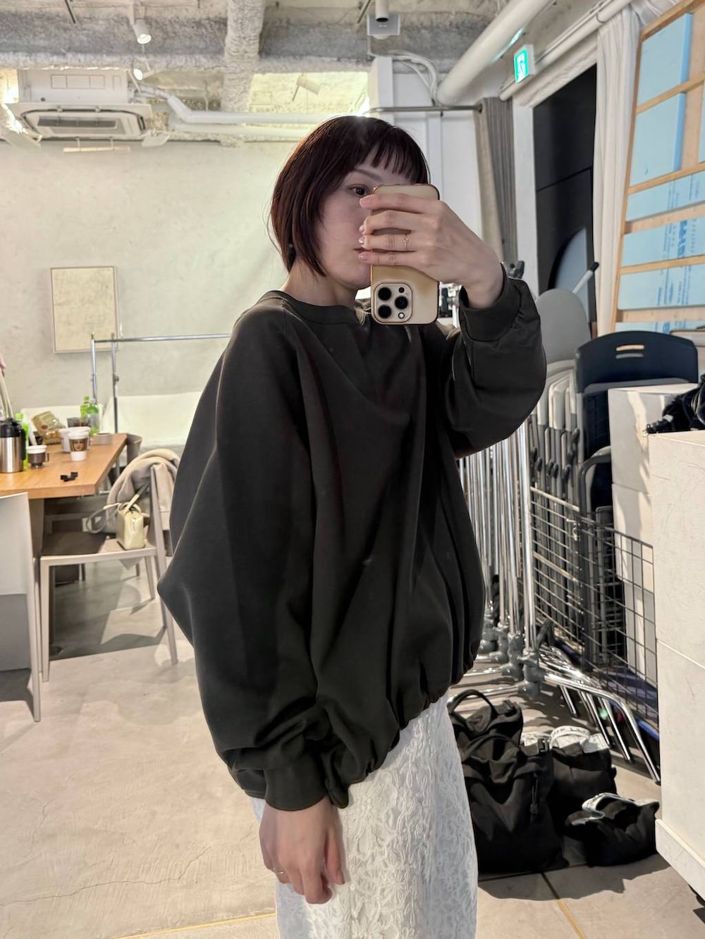 ホワイト系のその他パンツ、ブラック系のパンプスを着用したレディースの春コーディネートの4枚目の写真