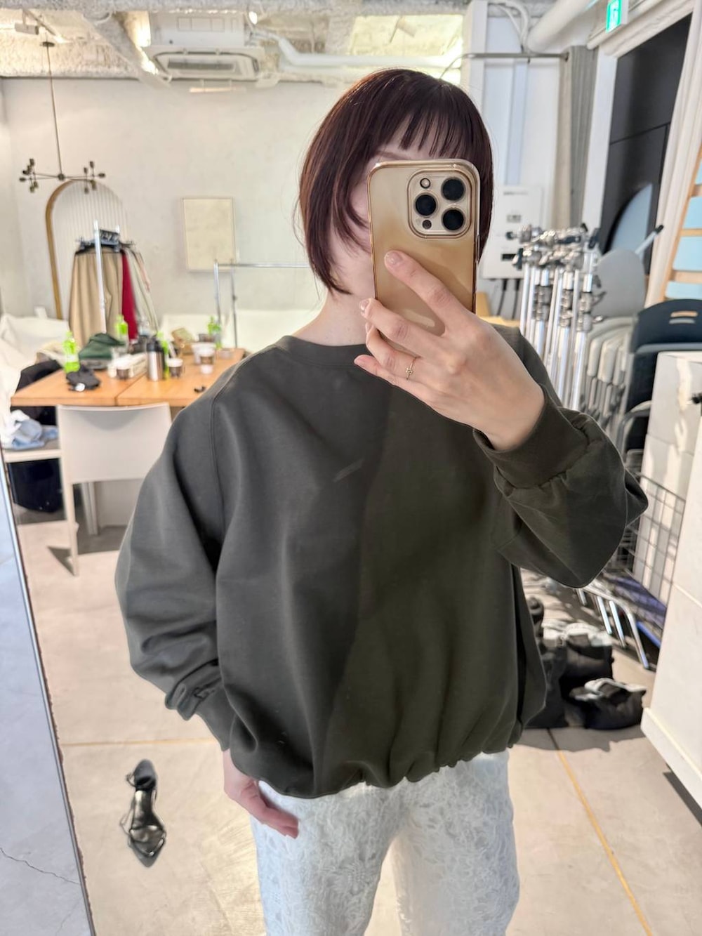 ホワイト系のその他パンツ、ブラック系のパンプスを着用したレディースの春コーディネートの3枚目の写真