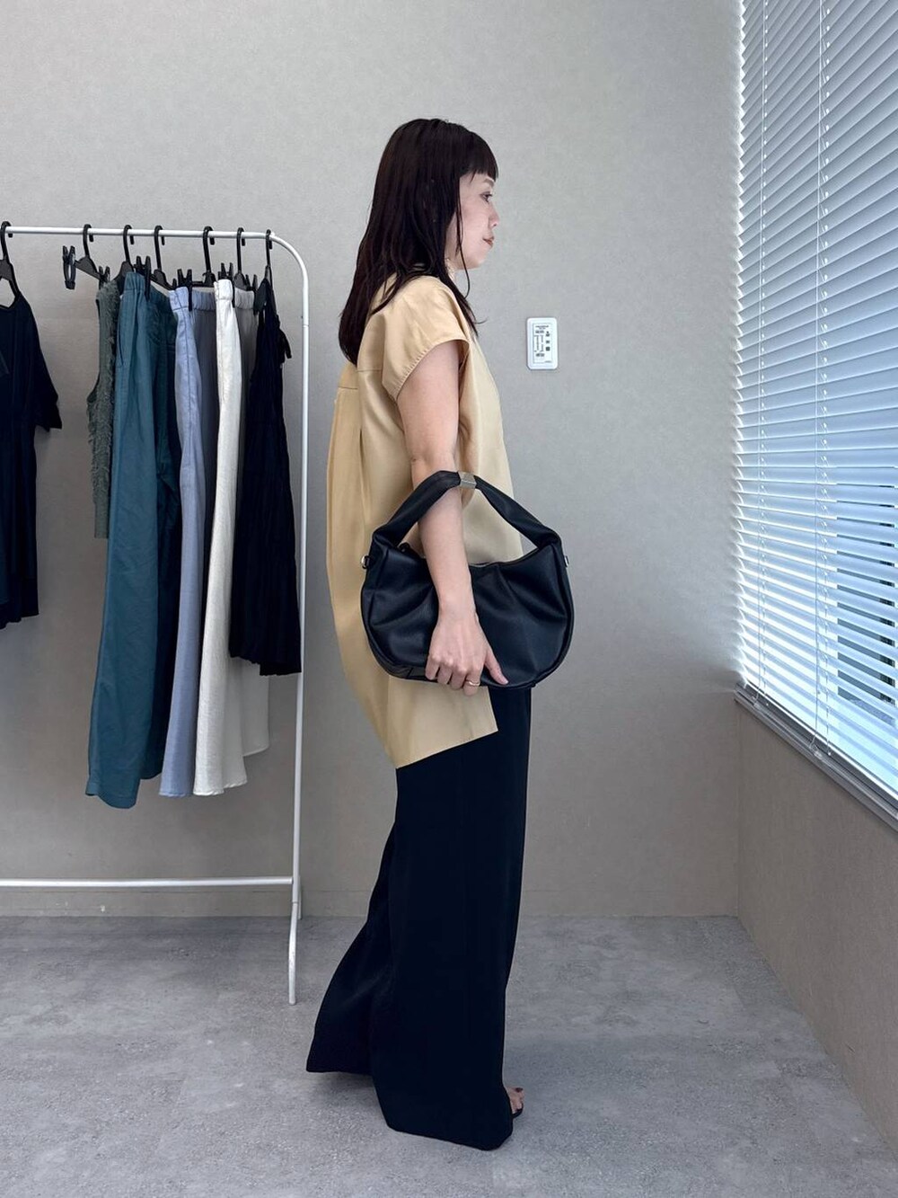 「きれいめ、体型カバー、高見え、夏コーデ、お仕事コーデ_apart by lowrys、骨格ウェーブ、ベーシック/シンプル、サンダル、パンツ、きれいめカジュアル、シャツ、雨の日コーデ」｜「A part byのワンショルカナグツキバッグ（ハンドバッグ、ブラック系）」を使った、kahoさん（レディース・156cm）の夏コーディネートの3枚目の写真