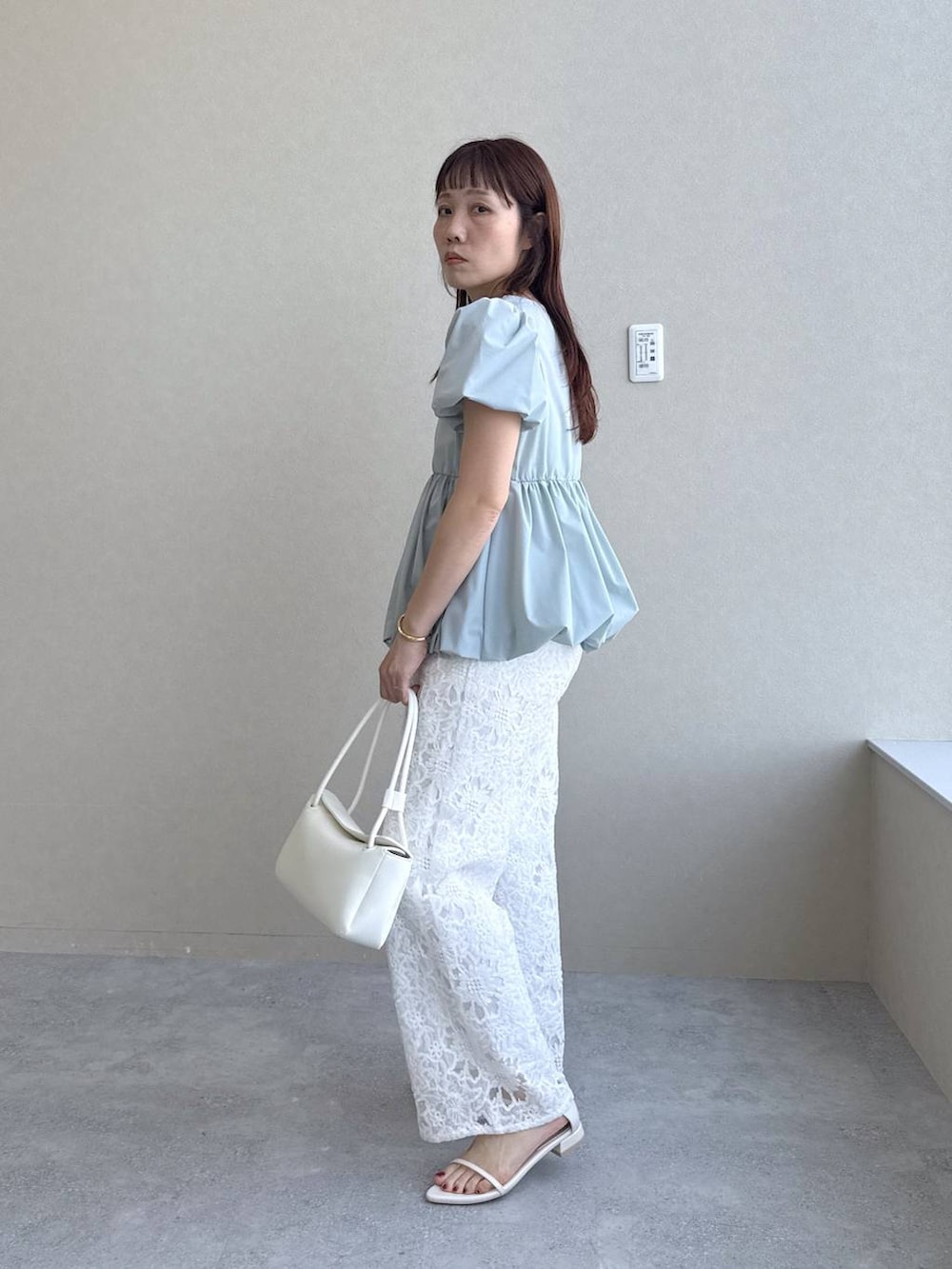 ホワイト系のショルダーバッグ、ホワイト系のその他パンツ、ホワイト系のサンダルを着用したレディースの春コーディネートの4枚目の写真