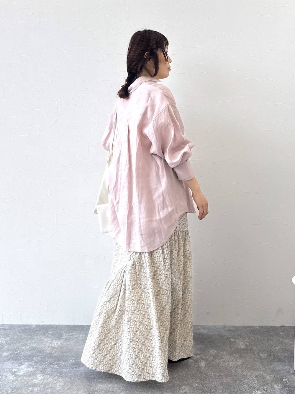 ピンク系のシャツ/ブラウス、ホワイト系のショルダーバッグ、ブラック系のサンダルを着用したレディースの春コーディネートの4枚目の写真