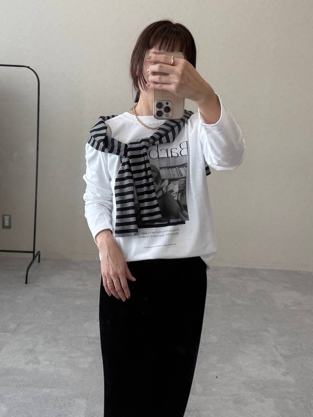ブラック系のスカート、ホワイト系のTシャツ/カットソー、ブラック系のバレッタ/ヘアクリップを着用したレディースの秋コーディネートの5枚目の写真