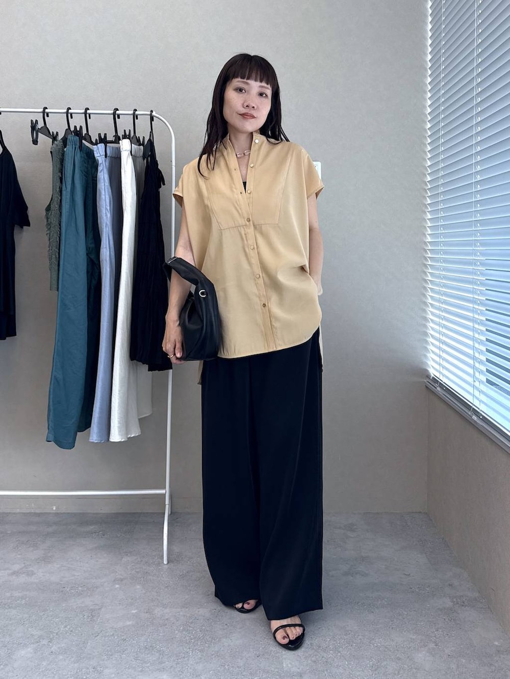 「きれいめ、体型カバー、高見え、夏コーデ、お仕事コーデ_apart by lowrys、骨格ウェーブ、ベーシック/シンプル、サンダル、パンツ、きれいめカジュアル、シャツ、雨の日コーデ」｜「A part byのワンショルカナグツキバッグ（ハンドバッグ、ブラック系）」を使った、kahoさん（レディース・156cm）の夏コーディネートの4枚目の写真