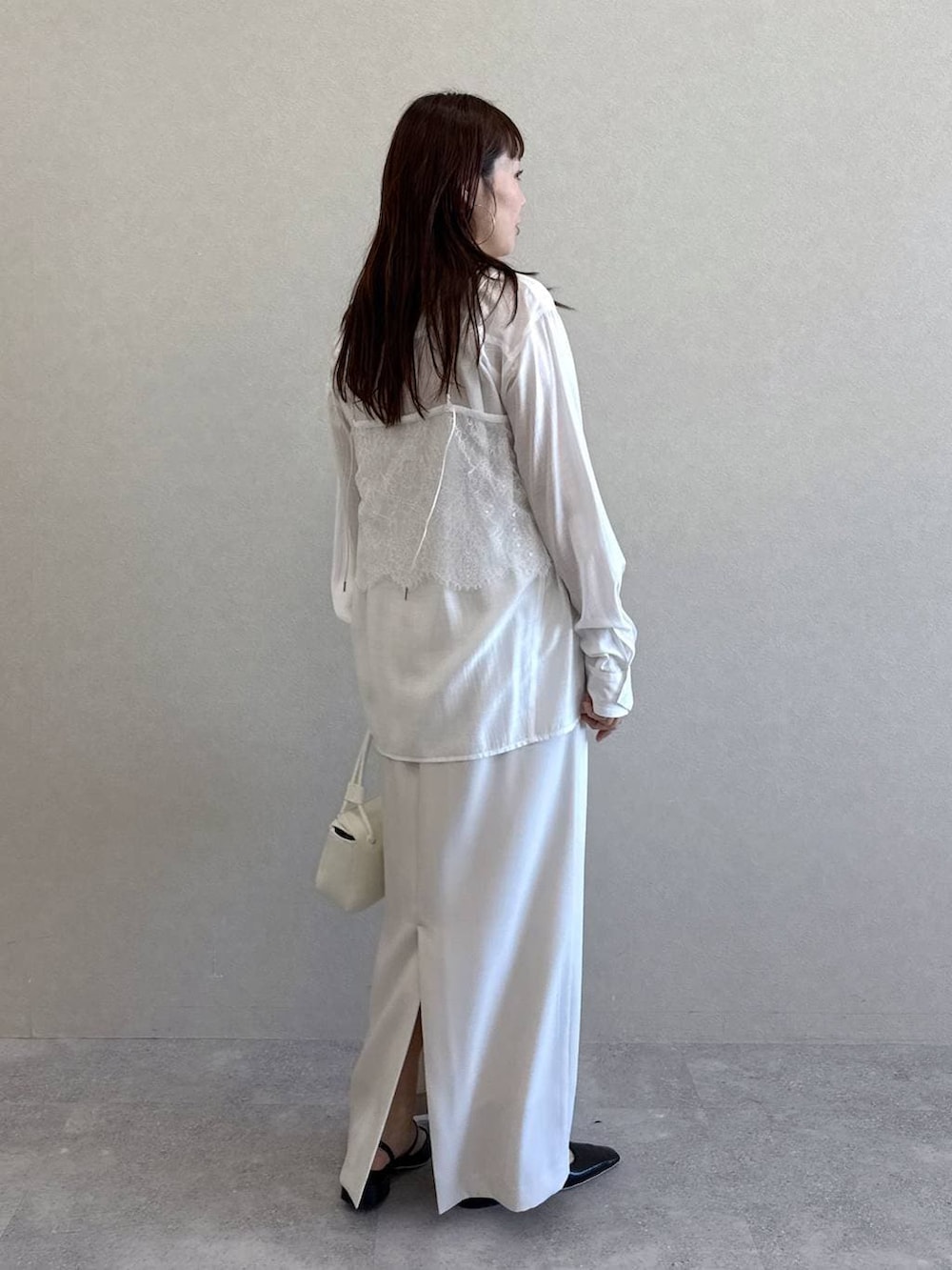 ホワイト系のシャツ/ブラウス、ホワイト系のショルダーバッグ、ブラック系のその他シューズを着用したレディースの冬コーディネートの5枚目の写真