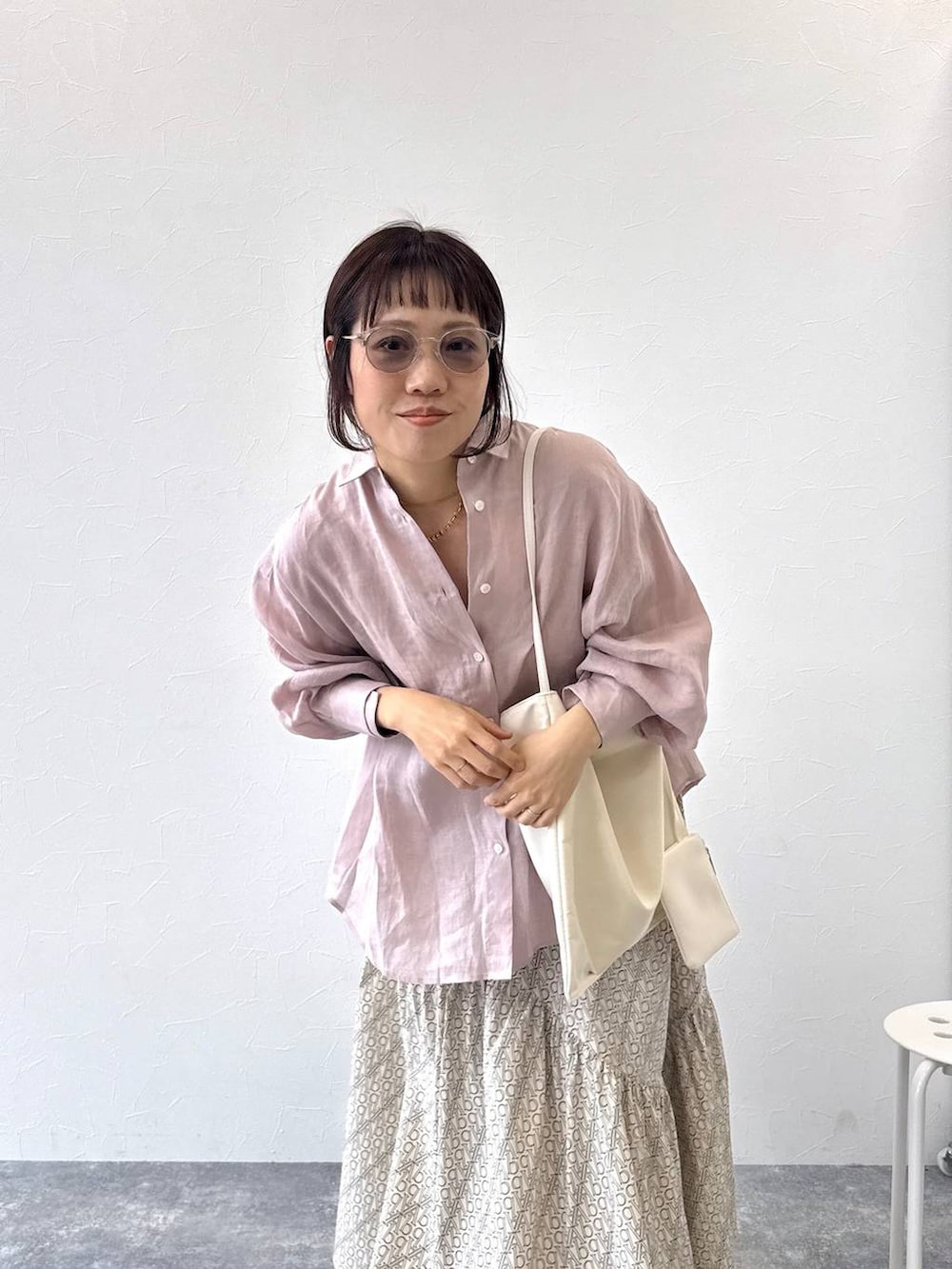 ピンク系のシャツ/ブラウス、ホワイト系のショルダーバッグ、ブラック系のサンダルを着用したレディースの春コーディネートの6枚目の写真