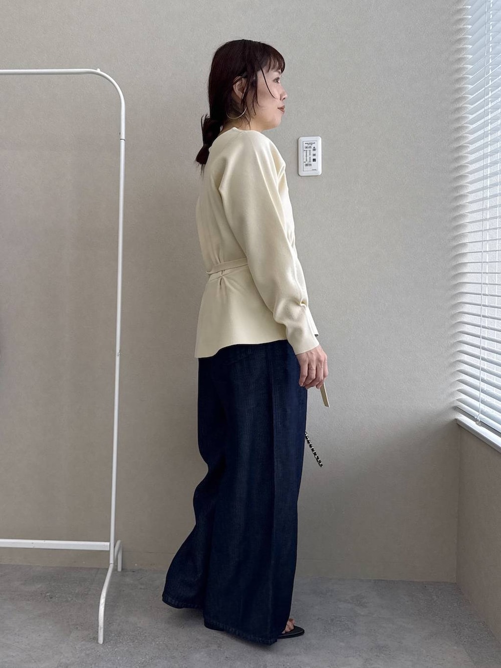 ホワイト系のカーディガン/ボレロ、ブラック系のショルダーバッグ、ブラック系のサンダルを着用したレディースの春コーディネートの2枚目の写真