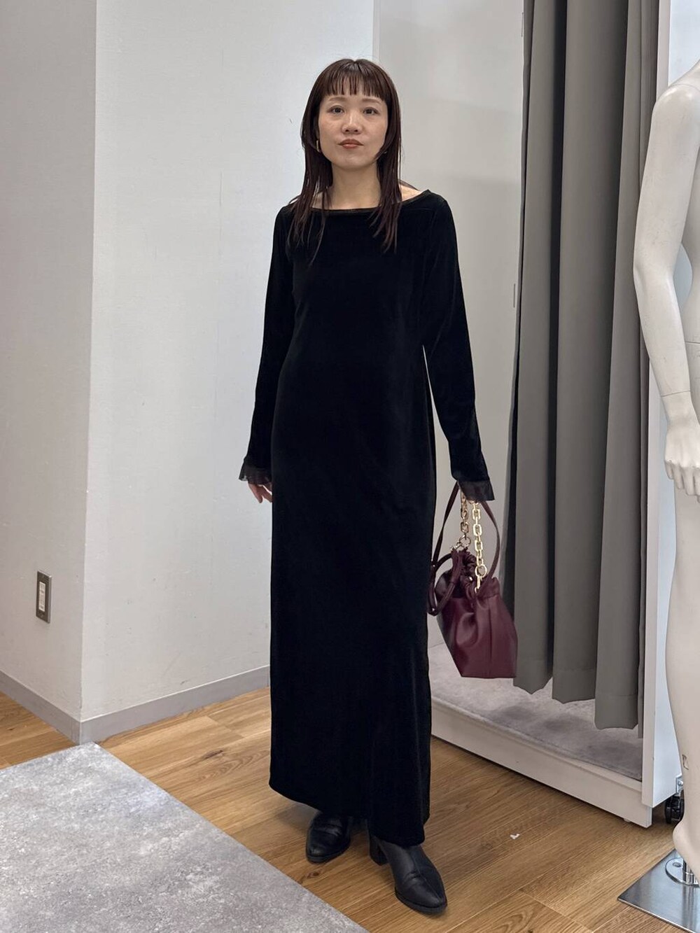 ブラック系のブーツ、レッド系のショルダーバッグ、ブラック系のショルダーバッグを着用したレディースの冬コーディネートの4枚目の写真