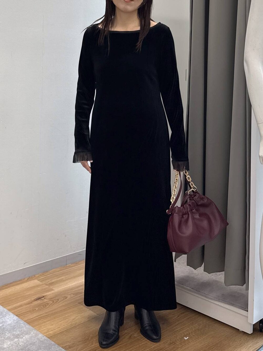 ブラック系のブーツ、レッド系のショルダーバッグ、ブラック系のショルダーバッグを着用したレディースの冬コーディネートの7枚目の写真