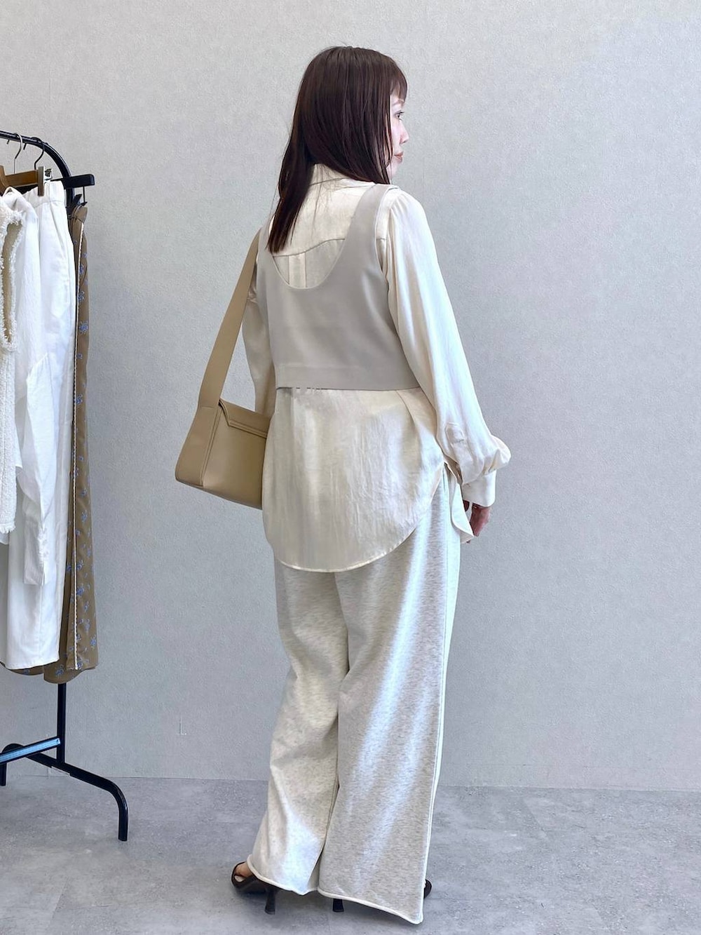 ホワイト系のシャツ/ブラウス、ブラウン系のショルダーバッグ、グレー系のスウェットパンツを着用したレディースの冬コーディネートの3枚目の写真