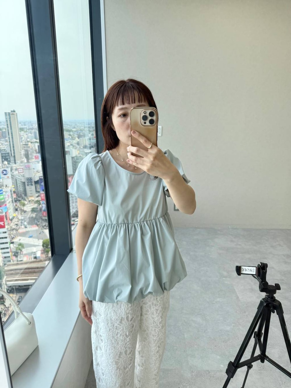 ホワイト系のショルダーバッグ、ホワイト系のその他パンツ、ホワイト系のサンダルを着用したレディースの春コーディネートの2枚目の写真