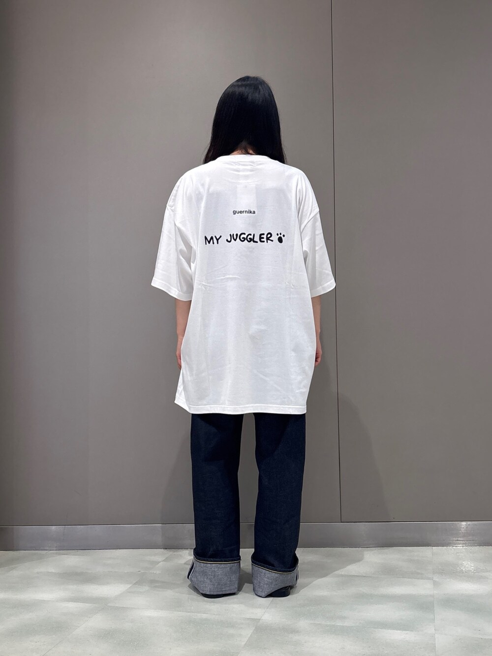 ホワイト系のTシャツ/カットソーを着用したレディースの夏コーディネートの2枚目の写真