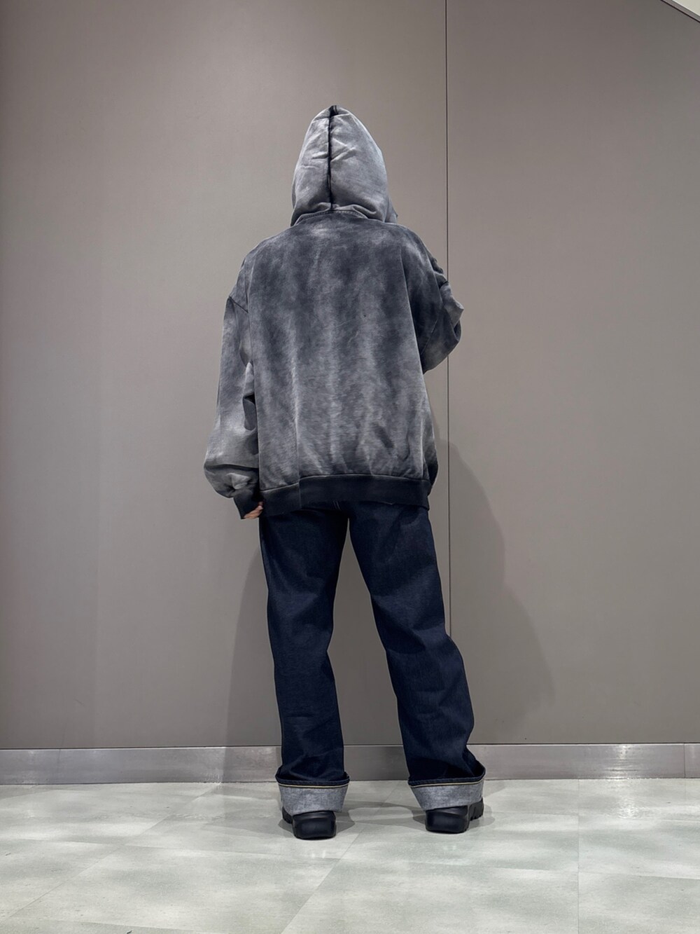 ブラック系のパーカー、ブラック系のローファーを着用したレディースの秋コーディネートの2枚目の写真