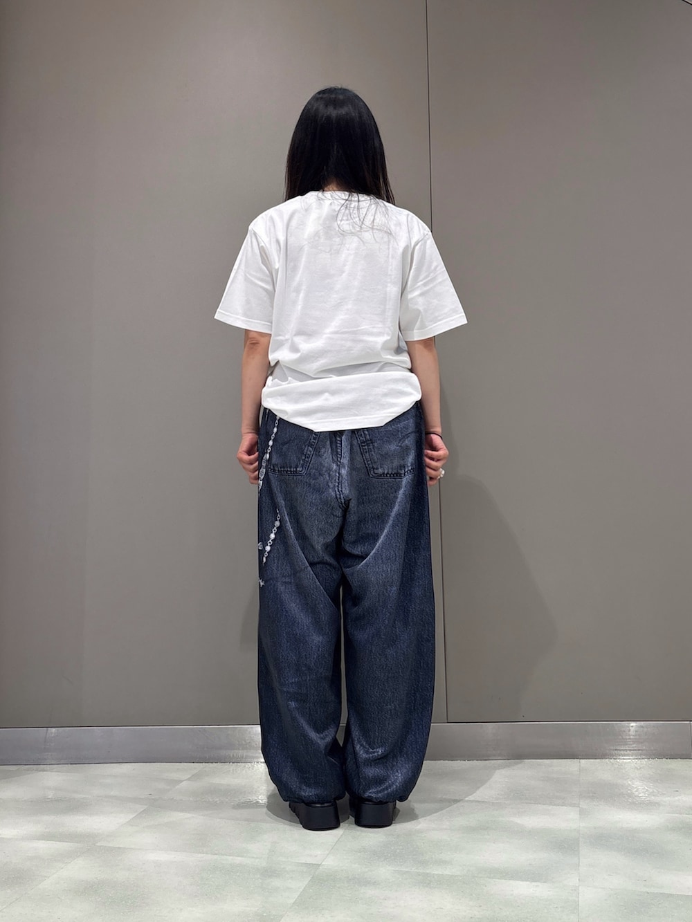 「ROYAL FLASH、オトナカジュアル、オトナ女子、オーバーサイズ、Tシャツ、パンツ、パンツスタイル、ラフコーデ、ラクチンコーデ、メンズライク、夏コーデ」｜「TALKING ABOUT THE ABSTRACTIONのTALKING ABOUT THE ABSTRACTION/トーキングアバウトジアブストラクション/別注 PRINT DENIM WITH CHAIN（その他パンツ、ブラック系）」を使った、t☺︎rachanさん（レディース・158cm）の夏コーディネートの2枚目の写真