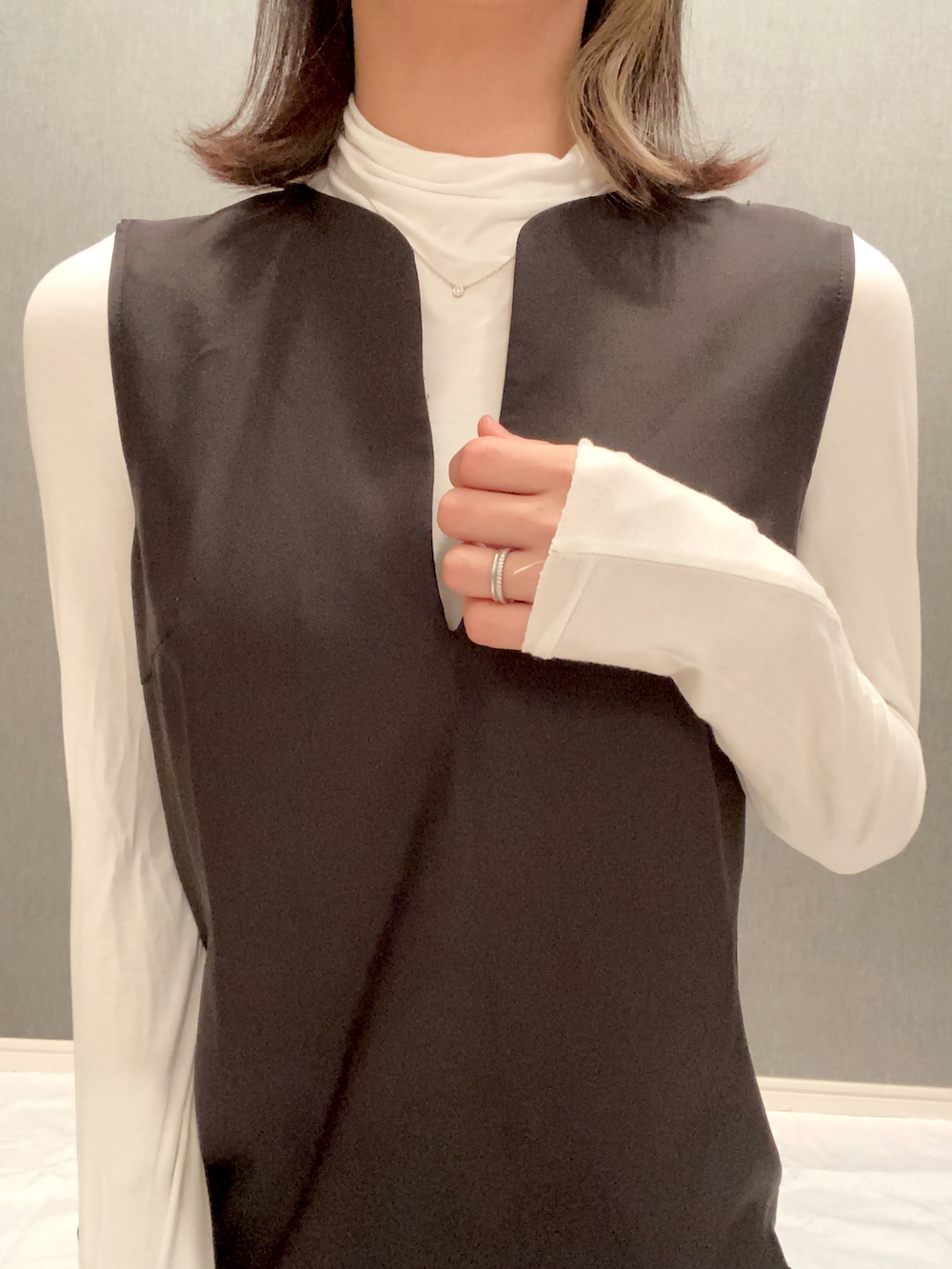 ブラック系のショルダーバッグ、ブラック系のジャンパースカート、ブラック系のローファーを着用したレディースの秋コーディネートの2枚目の写真