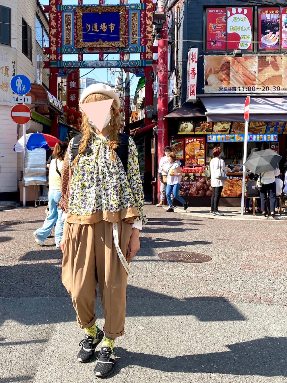 ベージュ系のシャツ/ブラウス、ブラウン系のその他パンツ、ブラック系のスニーカーを着用したレディースの春コーディネートの2枚目の写真