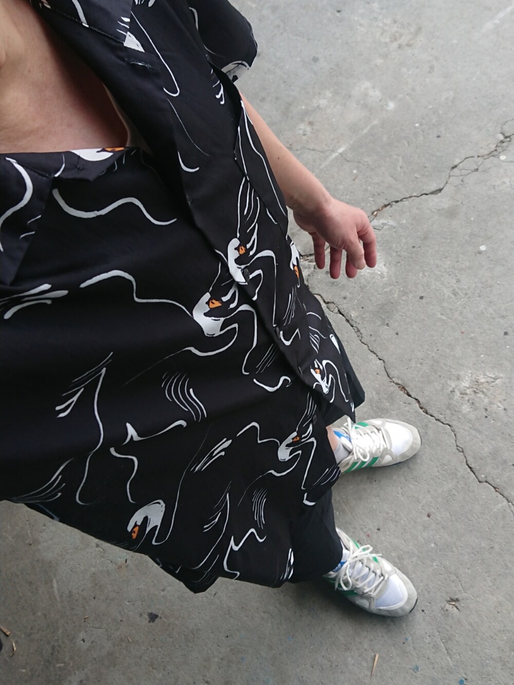 ブラック系のシャツ/ブラウス、ブラック系のパンツ、ホワイト系のスニーカーを着用したメンズの夏コーディネートの2枚目の写真