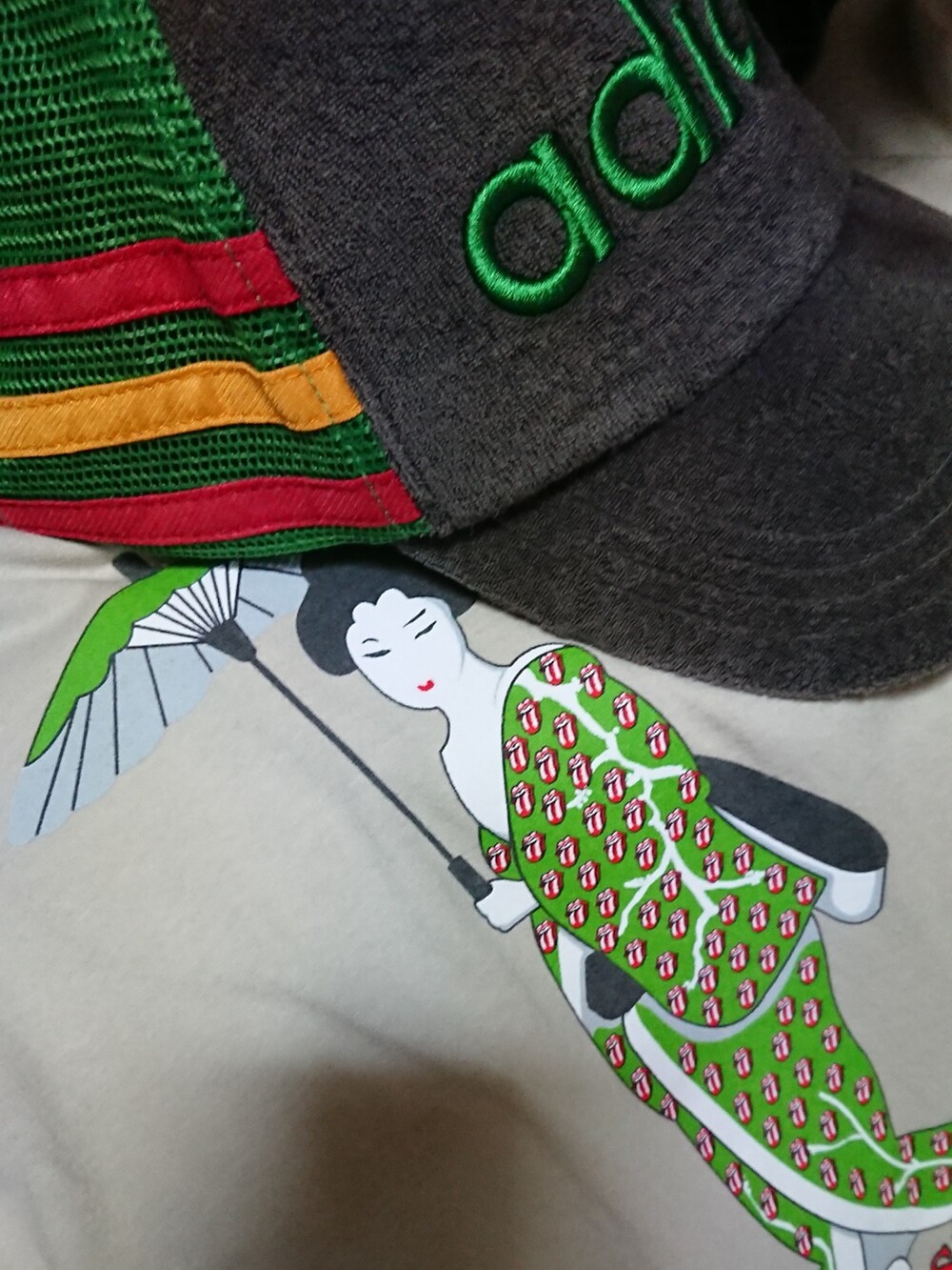 グリーン系のTシャツ/カットソー、ブルー系のデニムパンツ、ホワイト系のスニーカーを着用したメンズの秋コーディネートの2枚目の写真