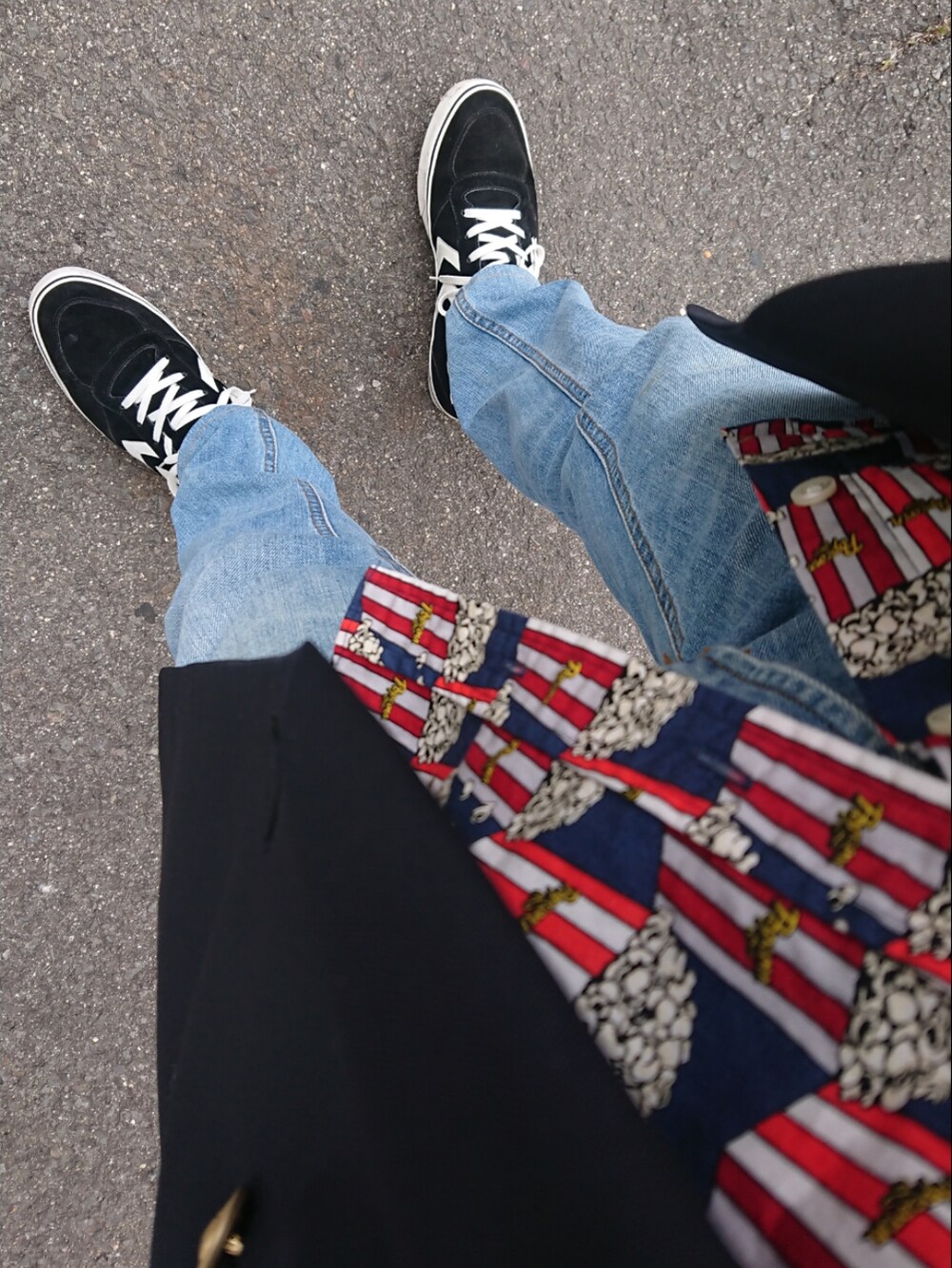 ブラック系のスニーカー、レッド系のシャツ/ブラウス、ブルー系のテーラードジャケットを着用したメンズの春コーディネートの2枚目の写真