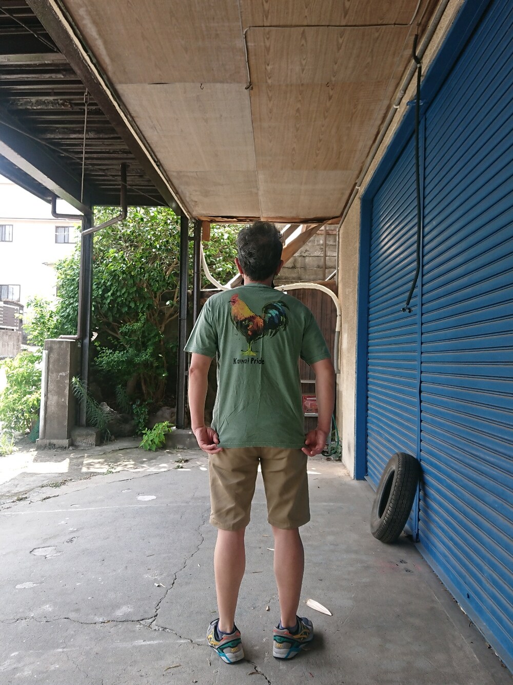 ベージュ系のパンツ、グリーン系のTシャツ/カットソーを着用したメンズの夏コーディネートの2枚目の写真