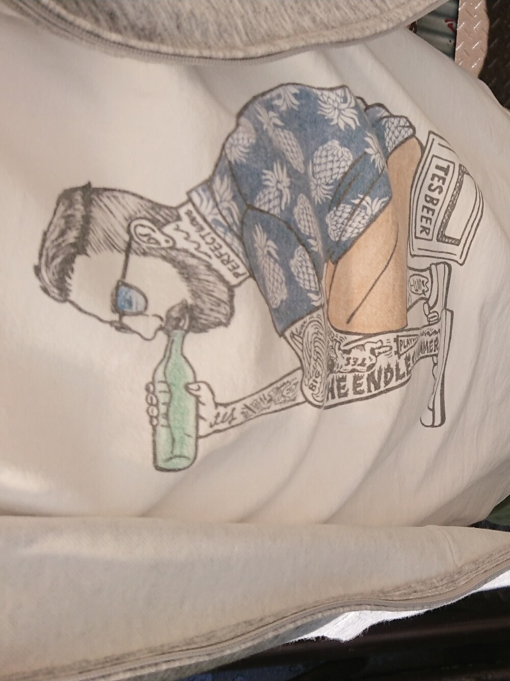 グリーン系のカーゴパンツ、ブルー系のスニーカー、ホワイト系のTシャツ/カットソーを着用したメンズの春コーディネートの2枚目の写真