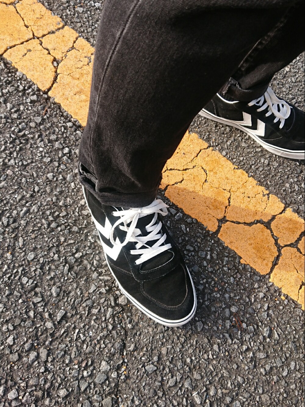 ブラック系のスニーカーを着用したメンズの冬コーディネートの2枚目の写真