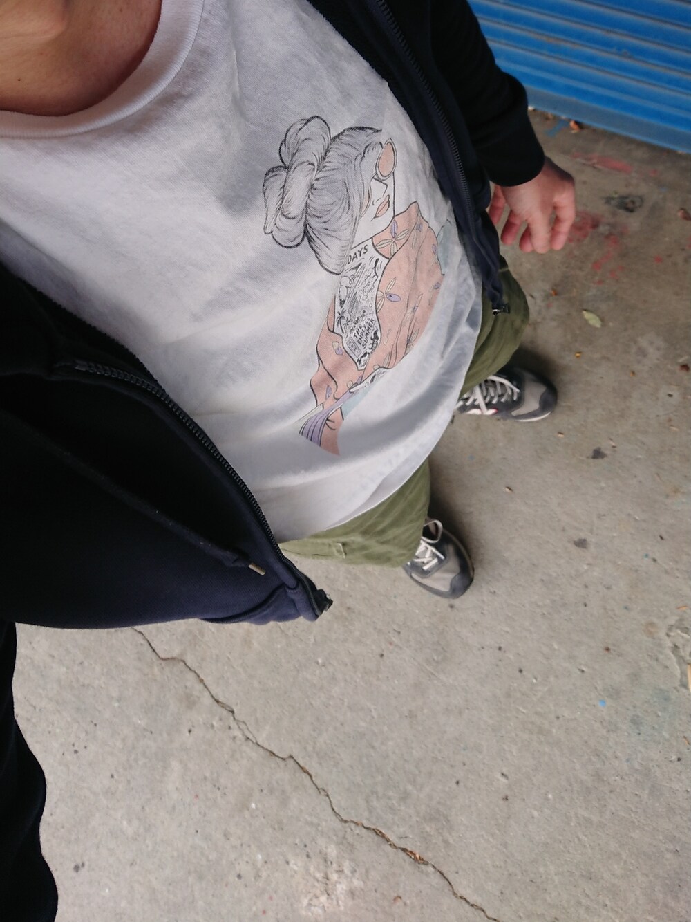 ホワイト系のTシャツ/カットソー、グリーン系のカーゴパンツ、ブルー系のパーカーを着用したメンズの春コーディネートの2枚目の写真