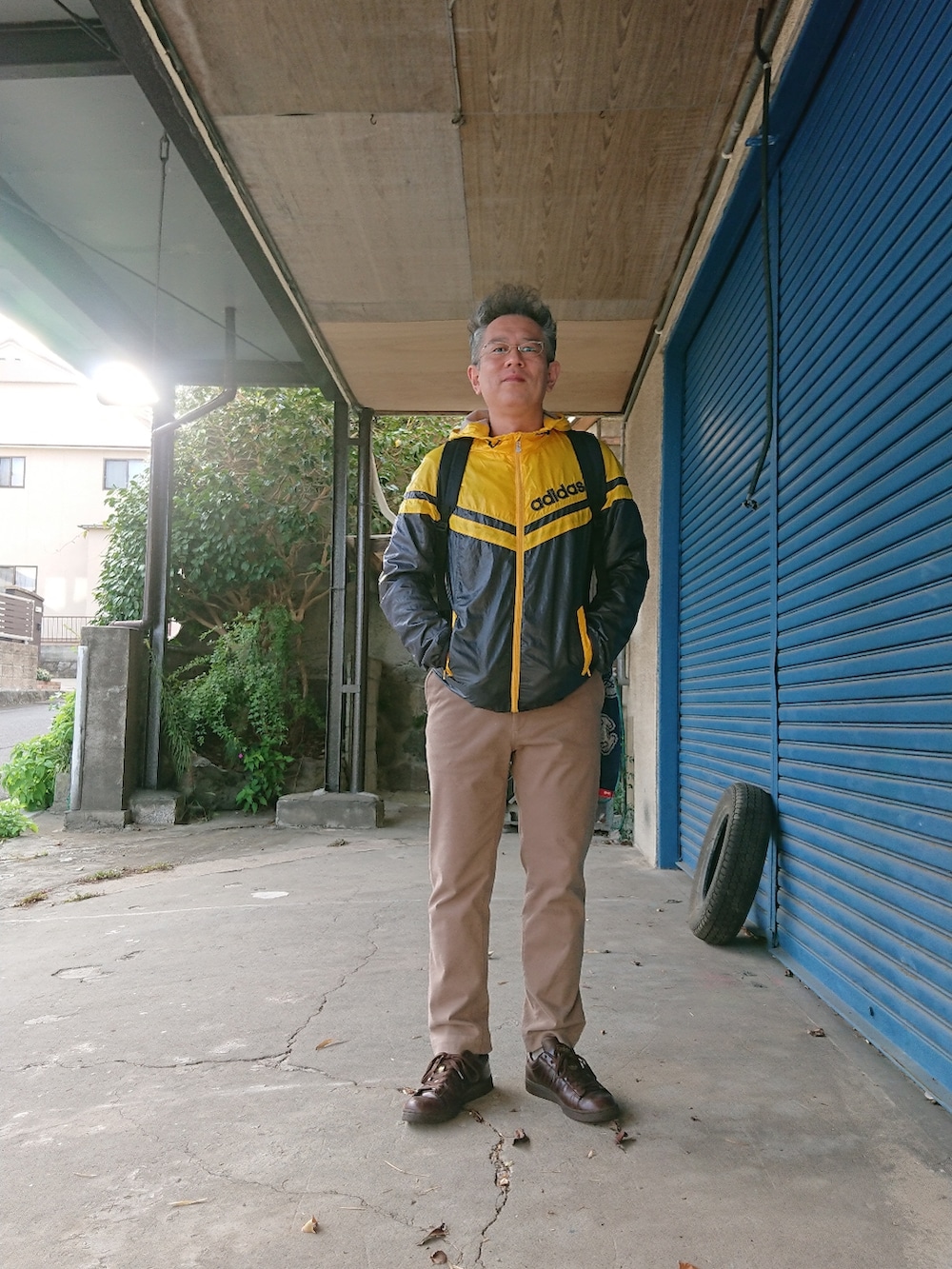 ブラウン系のスニーカーを着用したメンズの秋コーディネートの2枚目の写真