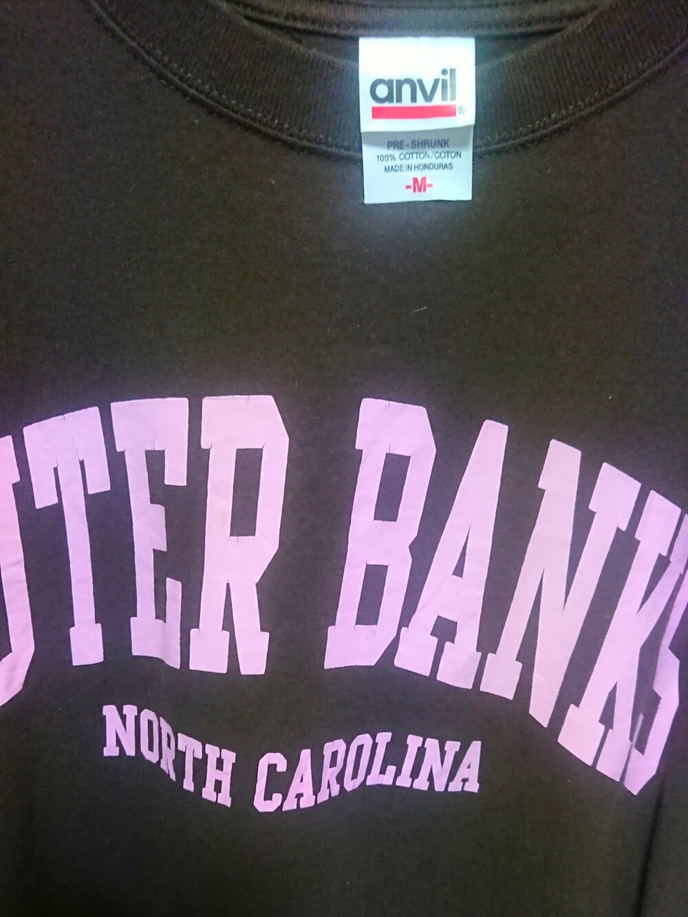 ブラウン系のTシャツ/カットソー、ベージュ系のパンツ、ブラウン系のスニーカーを着用したメンズの夏コーディネートの3枚目の写真