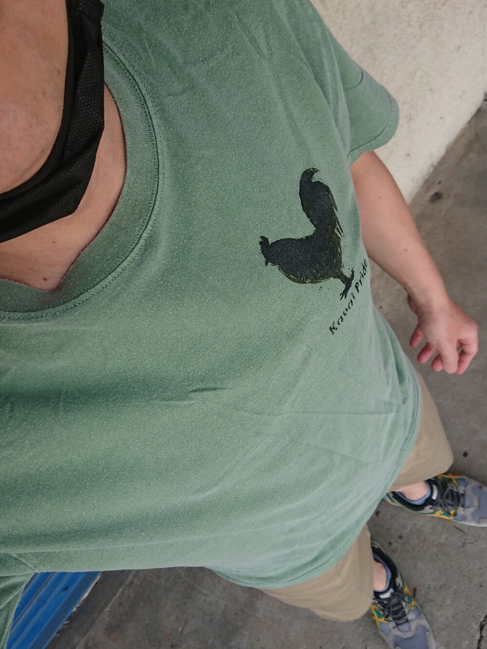 ベージュ系のパンツ、グリーン系のTシャツ/カットソーを着用したメンズの夏コーディネートの3枚目の写真