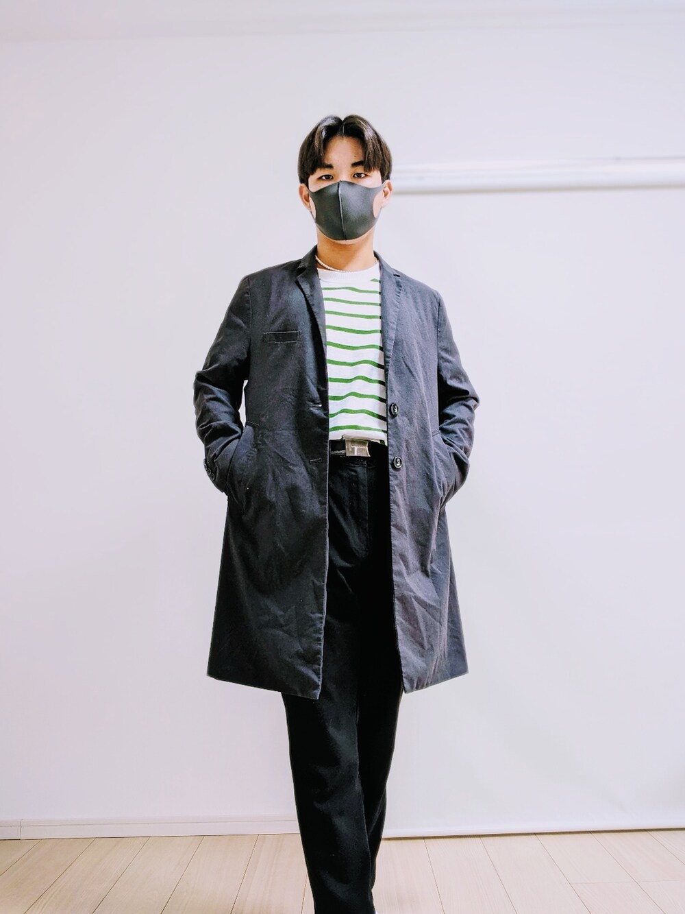 グリーン系のTシャツ/カットソー、ブラック系のパンツ、ホワイト系のネックレスを着用したメンズの春コーディネートの2枚目の写真