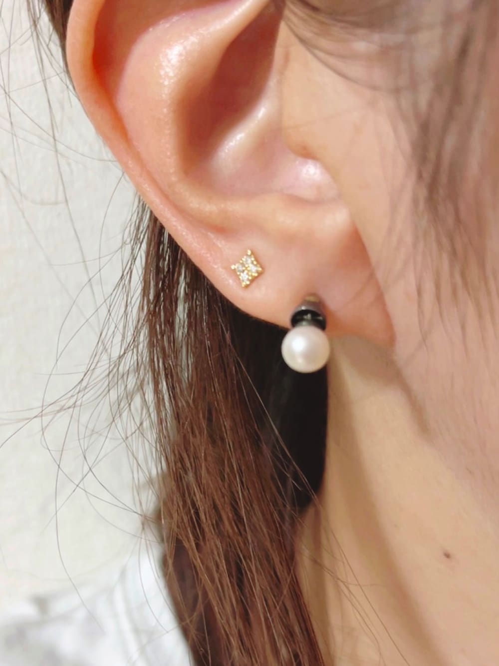 ホワイト系のTシャツ/カットソー、ブルー系のデニムパンツ、ホワイト系のバッグを着用したレディースの秋コーディネートの2枚目の写真