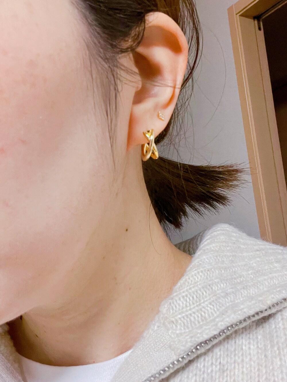 ベージュ系のニット/セーター、ホワイト系のパンツ、ホワイト系のトートバッグを着用したレディースの冬コーディネートの3枚目の写真