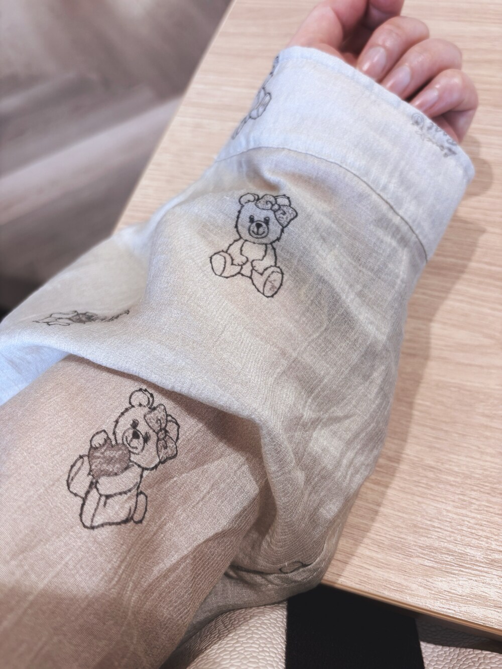 ブラウン系のシャツ/ブラウス、ホワイト系のデニムパンツ、ブラック系のスニーカーを着用したレディースの夏コーディネートの2枚目の写真