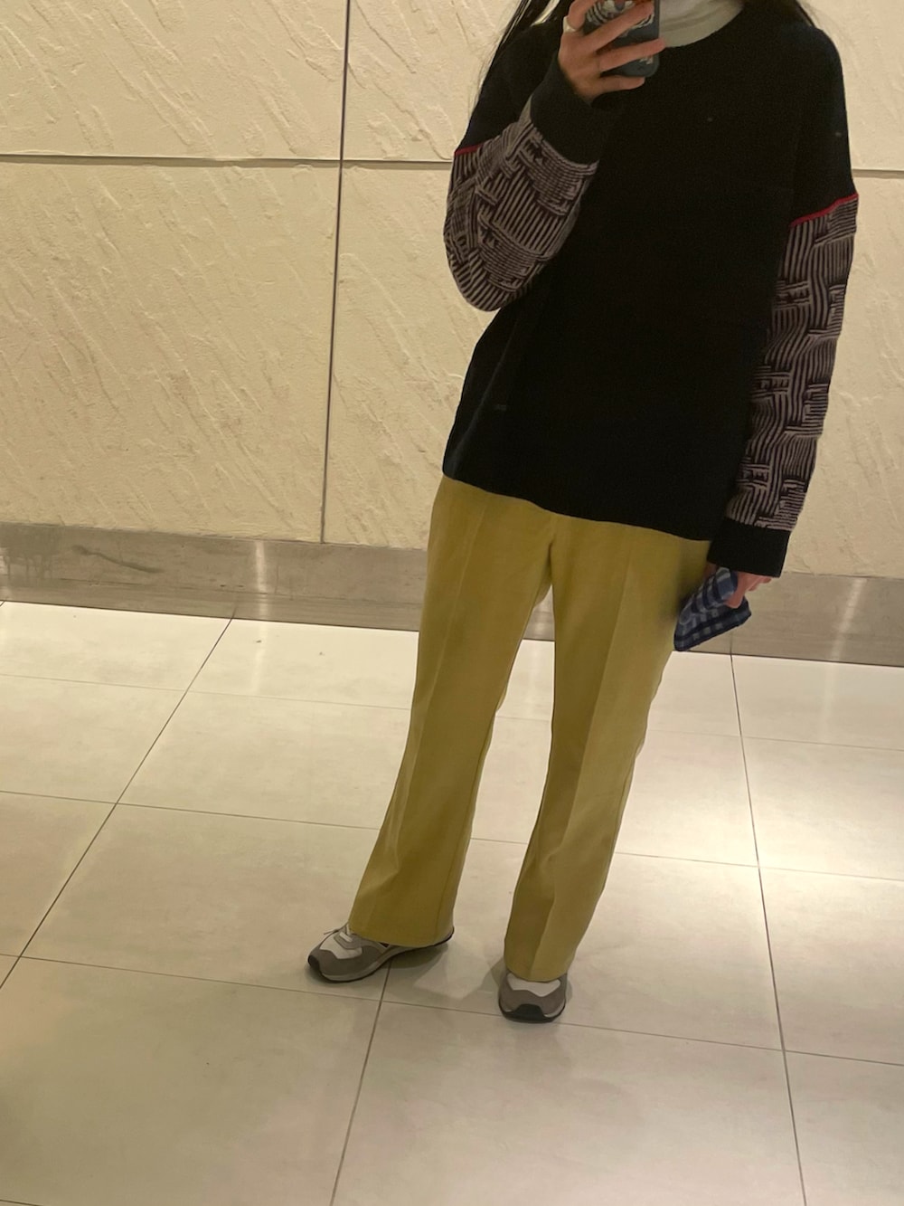 「春コーデ、ニット、イエローコーデ、カラーパンツ、ポールスミス、Paul Smith、スニーカーコーデ、低身長、低身長コーデ」｜「BONLECILLのリネンライクセンター プレスフレアスラックス（スラックス、ブルー系）」を使った、しまさん（レディース・154cm）の冬コーディネートの2枚目の写真