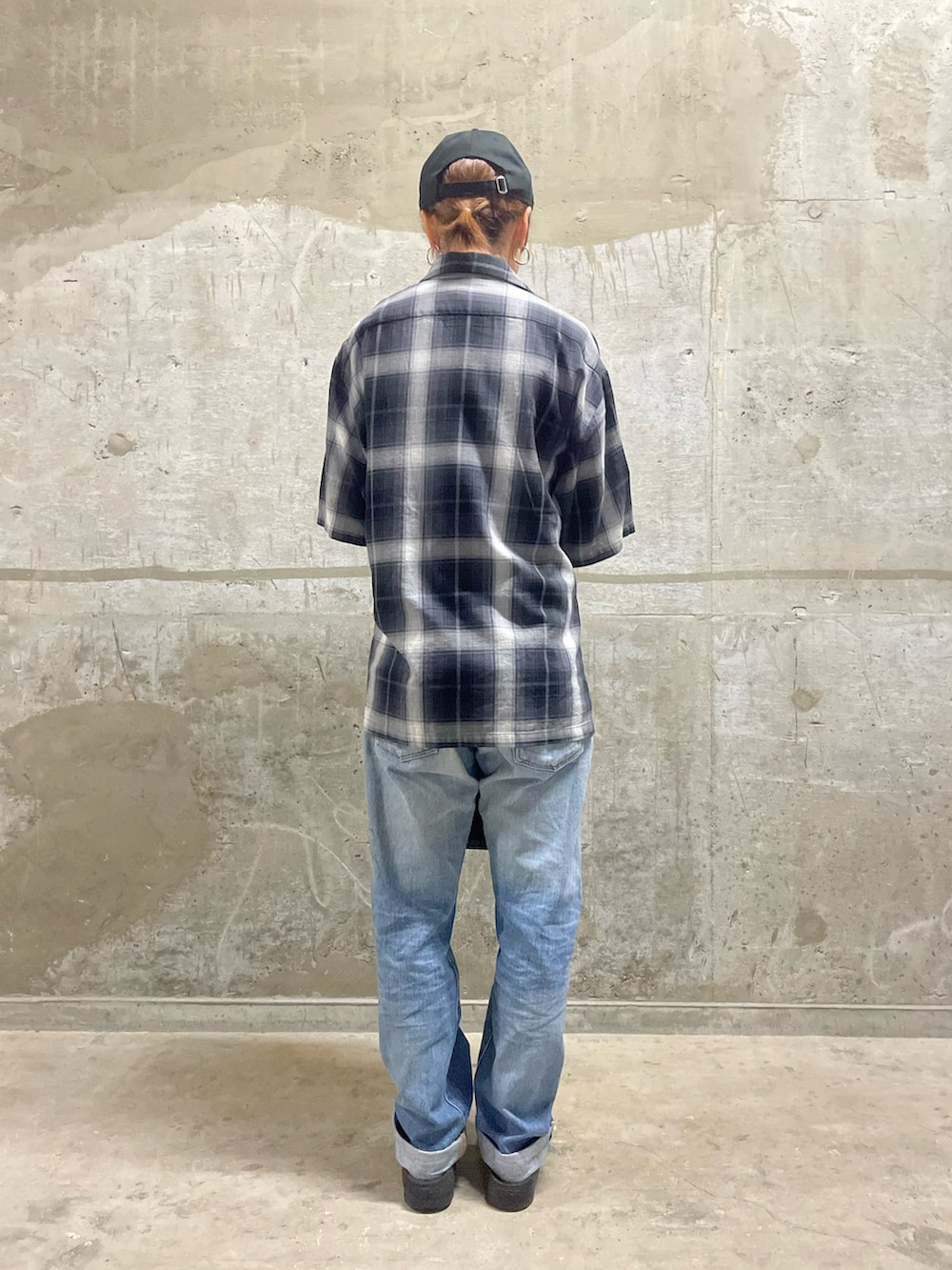 ブラック系のTシャツ/カットソー、ブラック系のシャツ/ブラウス、ブラック系のショルダーバッグを着用したレディースの夏コーディネートの2枚目の写真